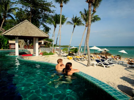 Beachfront bar with a pool at Centara Villas Samui, Lamai Beach