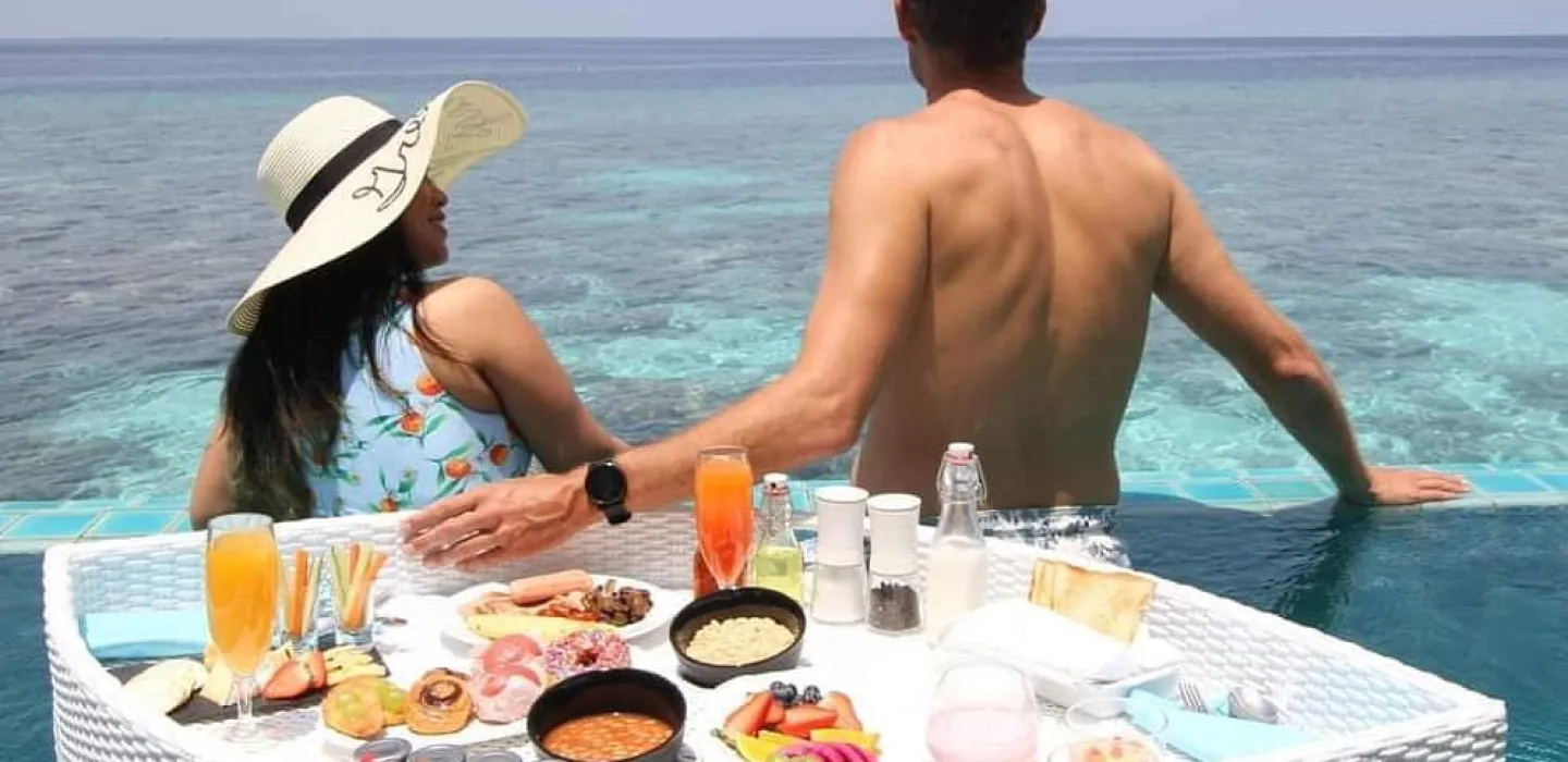 floating breakfast