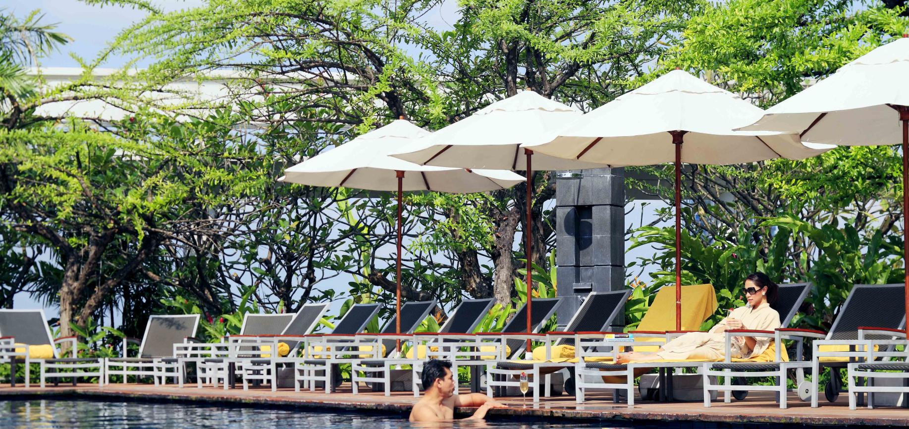 Poolside Bar at Centara Grand at Centralworld